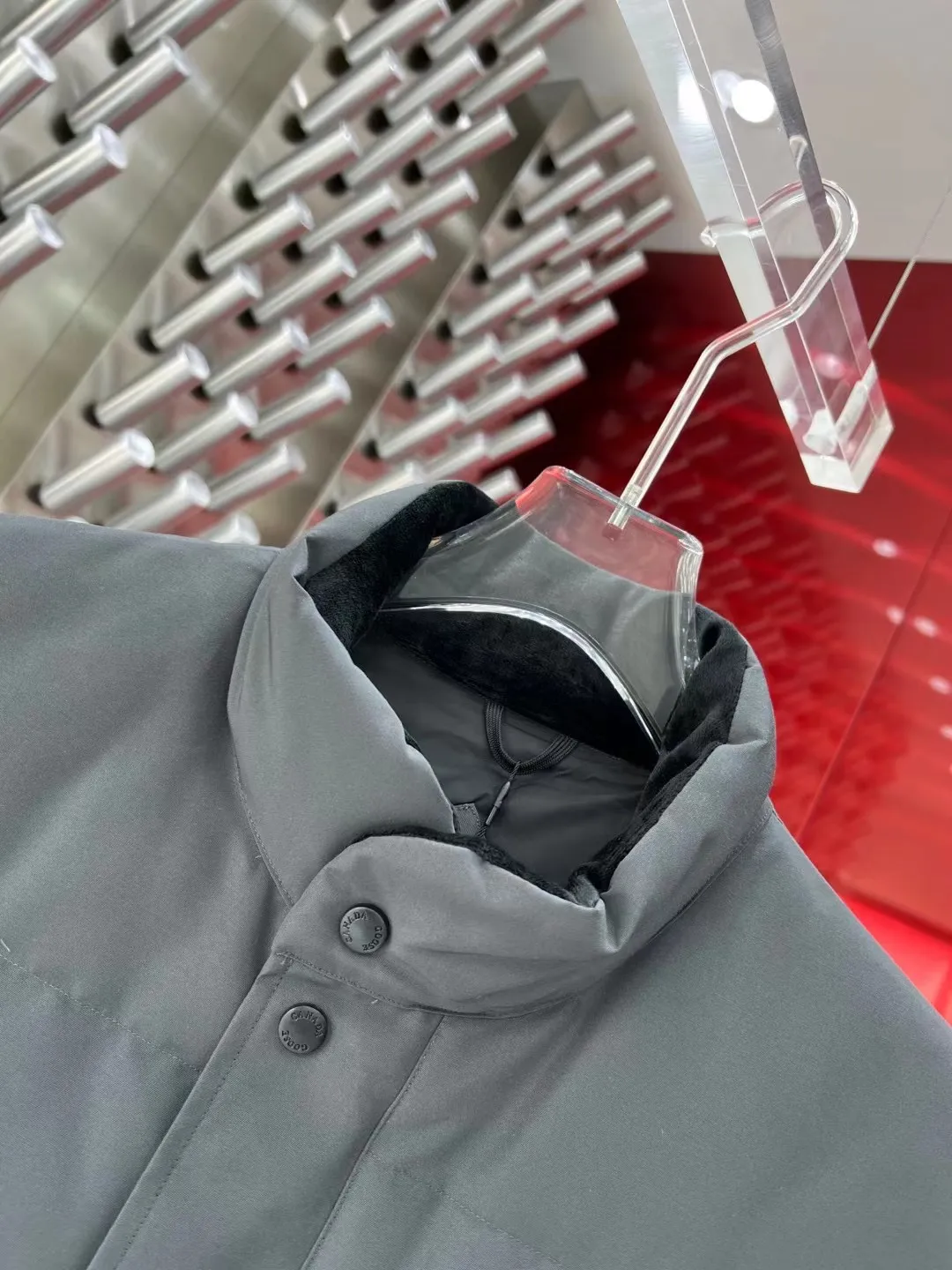 P380 Canadian brand Canada Goosex down jacket has always been recognized as the warmest down jacket. Various Instagram celebrities, Internet celebrities, and celebrities often wear it for street photos. I do Canada Goose every year, but I still can’t get rid of my love for the geese. No matter how cold the weather is, there is no need to be afraid, because there are geese! Filled with 90% white duck down, Canada Goose is the legendary warmest down jacket and is known as a must-have for Arctic outdoor sports! The most popular down jacket in the world, celebrities are rushing to buy it, it is a must-have! Same size for men and women: XS to XXL in stock😍